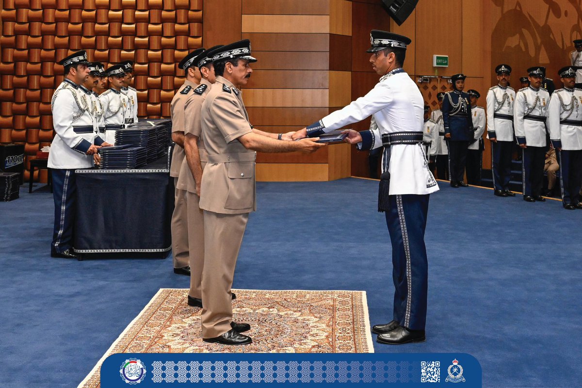 omanspire's tweet image. 🎓 As part of the Royal Oman Police Annual Day celebrations, Lt. Gen. Hassan bin Mohsin Al-Shuraiqi patronized the certificate-awarding ceremony for graduating officers at the Sultan Qaboos Academy for Police Sciences.
@RoyalOmanPolice
#RoyalOmanPolice #ROPDay #PoliceGraduation