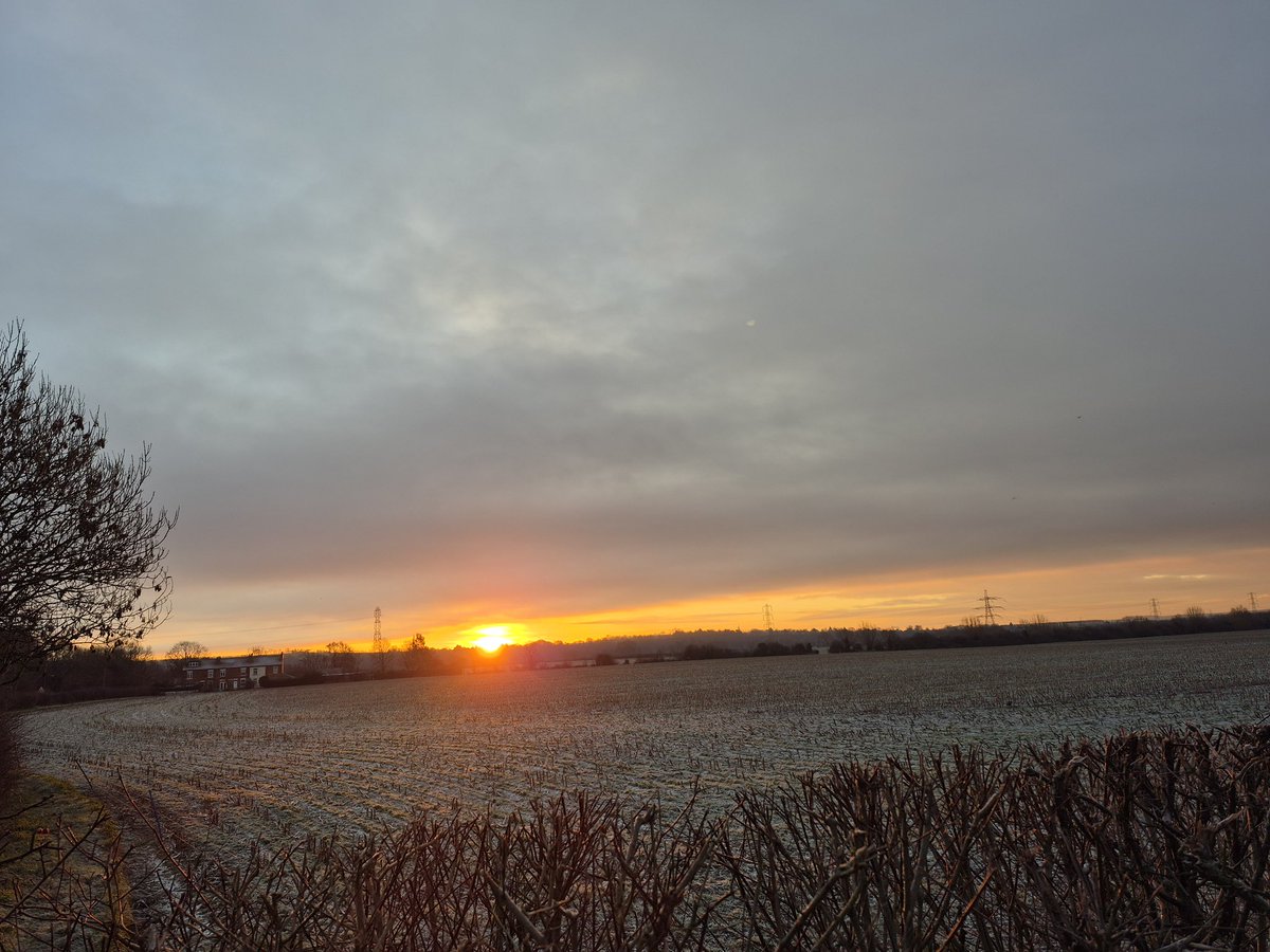 Good morning from Stoke Bardolph where it’s risen to a balmy -3 degrees at 8.30am

#Notts #Nottinghamshire #Winter #sunrise #villagelife