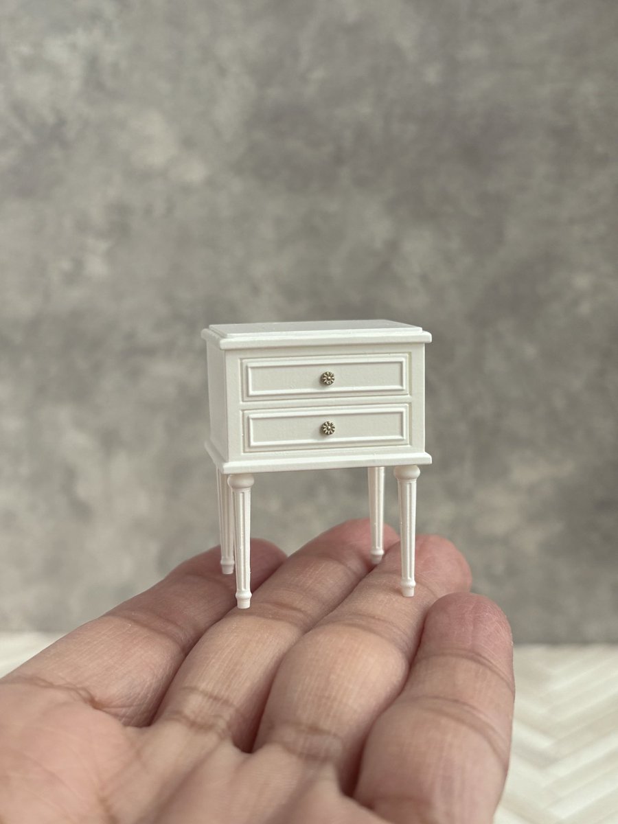 遅ればせながら、あけましておめでとうございます✨

2026年もよろしくお願いいたします✨

今年最初の投稿は、サイドテーブルです

小さいケースに入れるので、大きさは1/20ぐらいです

アンティーク調の塗装にするか、白にするか迷って、白にしました🤍

#ミニチュア