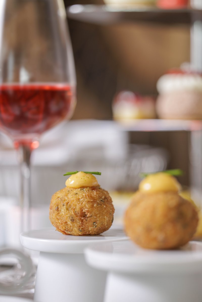 FSTokyo's tweet image. 2月28日（土）まで「ストロベリー&amp;amp;チョコレート #アフタヌーンティー」が期間限定で登場🍓 

蟹のコロッケをイメージしたクラブケーキやプルドポークバーガーなど、セイボリーも充実しております。可愛らしい色鮮やかなスイーツとともに、ぜひお愉しみください。

ご予約🍫 
bit.ly/fstokyoafterno…