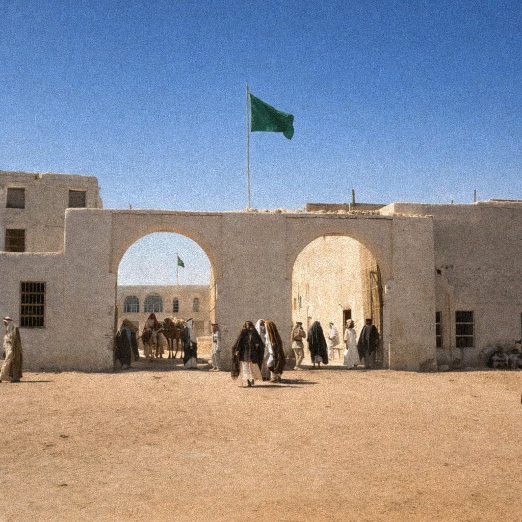 بوابة أو دروازة الخميس (البوابة الشمالية لحي الرفعة) في مدينة الهفوف بمحافظة الأحساء بالمملكة العربية السعودية، وقد التُقطت عام 1949م تقريباً .