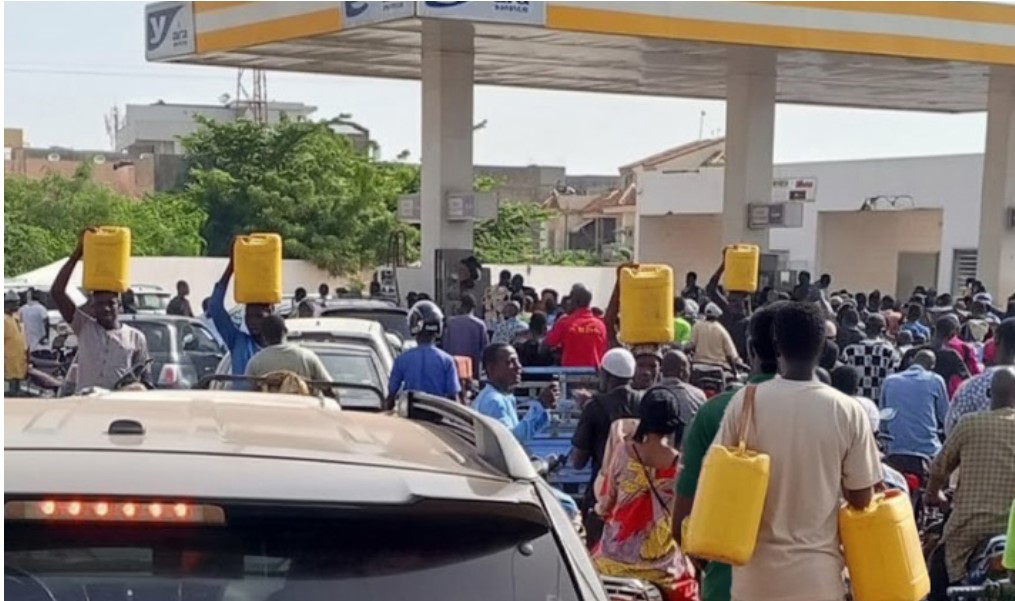 #AES Qui a remarqué le silence des maliens vivants au #Mali sur les reseaux sociaux ? 
Ils ont décidé de s'occuper de leur oignons désormais , la pénurie de carburant , insécurité et manque d'électricité.