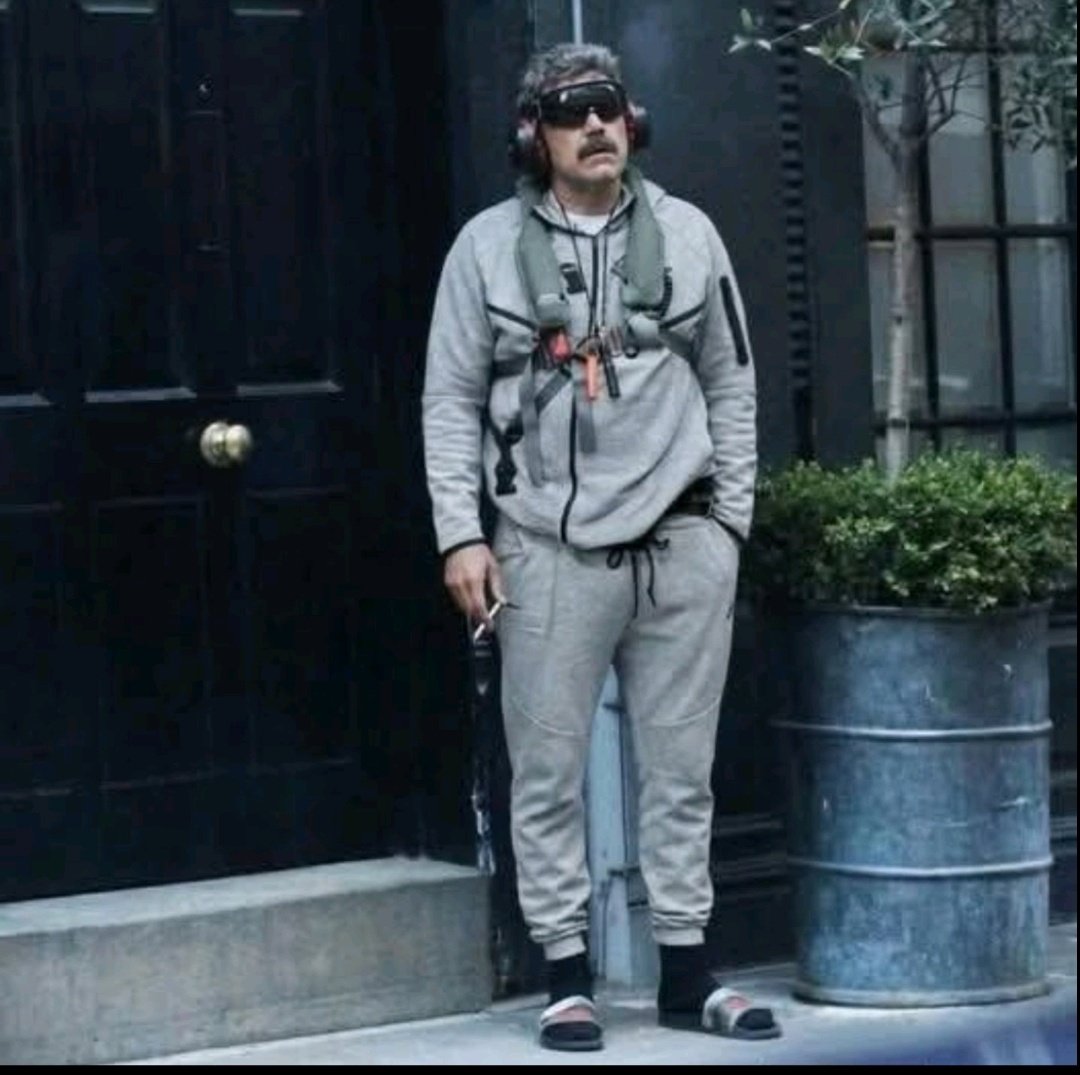 Τον απήγαγαν και πήραν και τη γυναίκα του μαζί.
Ησυχία να μη βρει πουθενά ο άνθρωπος!😂😂😂