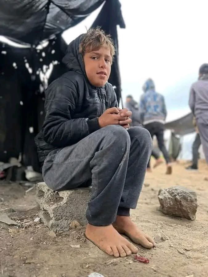 Bu bir gündem değil, insanlığın vicdanla sınandığı an.
Gazze’de çocuklar soğukta, açlıkta ve ambargo altında hayatta kalmaya çalışıyor.
Hep birlikte yoruma;
“Gazze’nin Çocukları Yaşasın”
#LetGazaKidsGrow yazalım