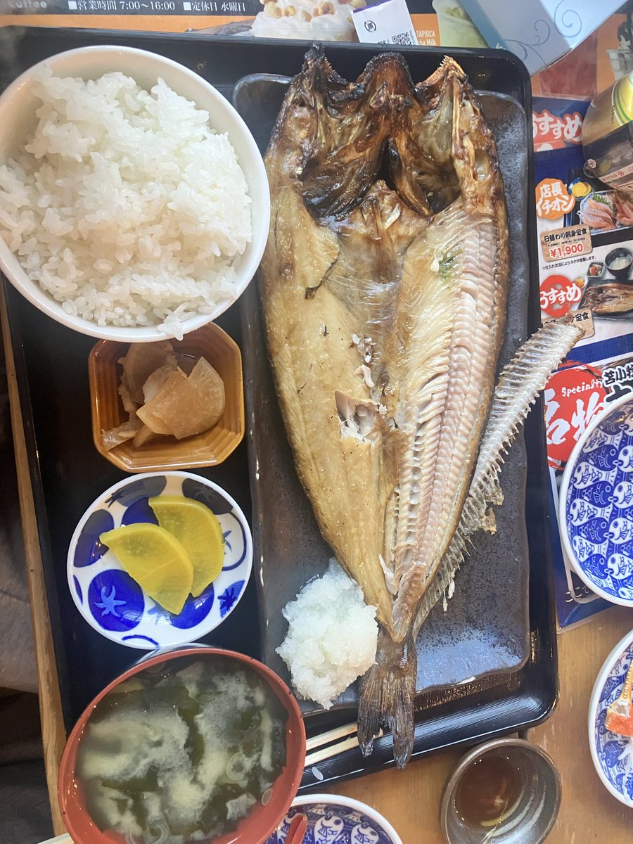 Mirinchaam's tweet photo. 皆様2025年大変お世話になりました☺︎
2026年もよろしくお願いいたします！
ご挨拶遅くなってしまいすみません🙇‍♀️
年末は家族で北海道旅行行って美味しいものいっぱい食べたおかげで幸せ太りしました＾＾
2枚目の写真は本当に今朝、今年目標に掲げてた朝活に行ってきました！
楽しかったよお！ https://t.co/4uXrFh4yx8