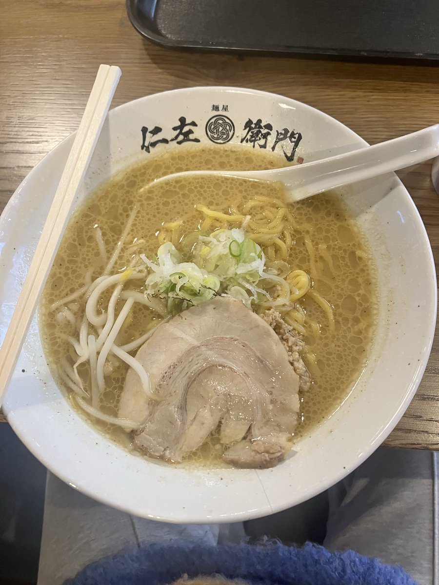 Mirinchaam's tweet photo. 皆様2025年大変お世話になりました☺︎
2026年もよろしくお願いいたします！
ご挨拶遅くなってしまいすみません🙇‍♀️
年末は家族で北海道旅行行って美味しいものいっぱい食べたおかげで幸せ太りしました＾＾
2枚目の写真は本当に今朝、今年目標に掲げてた朝活に行ってきました！
楽しかったよお！ https://t.co/4uXrFh4yx8