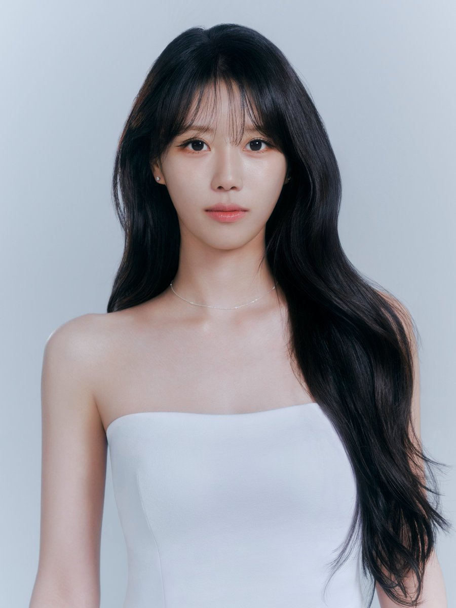 AOMGOFFICIAL's tweet photo. [이미주 (Lee Mi Joo)] 
New Profile #0

#이미주 #LEEMIJOO
#AOMG https://t.co/5GNQSlDhE9