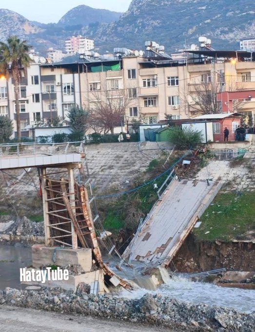 Hatay’da çöken yaya köprüsü. Hadi bunu da brandayla kapatın 
#HataydaElektrikYok