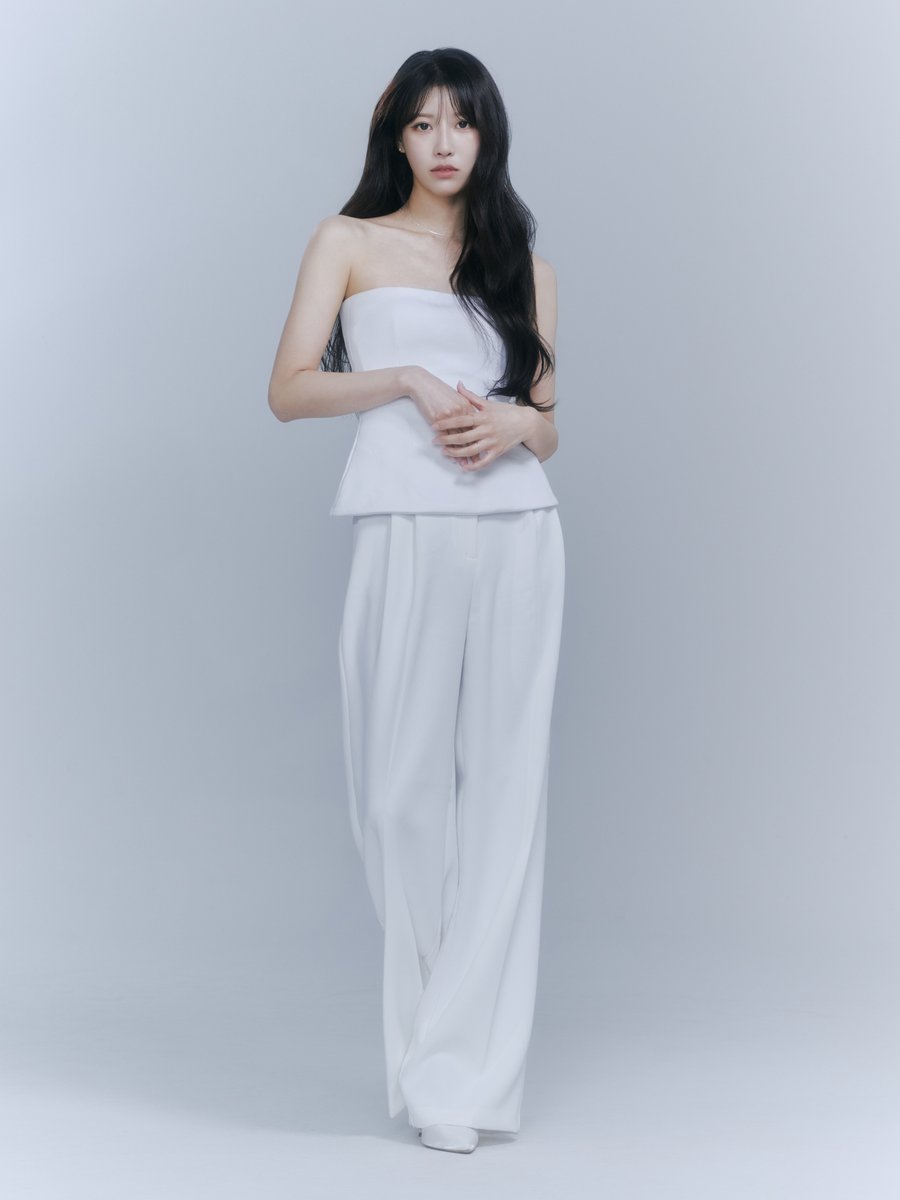 AOMGOFFICIAL's tweet photo. [이미주 (Lee Mi Joo)] 
New Profile #0

#이미주 #LEEMIJOO
#AOMG https://t.co/5GNQSlDhE9
