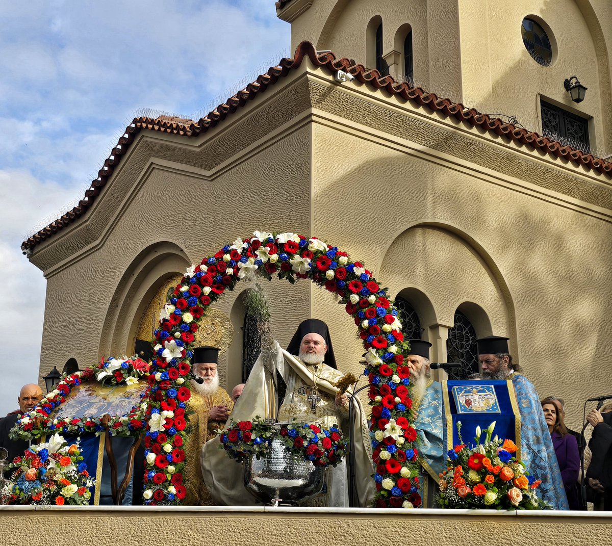 "Επεφάνης σήμερον τή οίκουμένη, καί τό φώς σου Κύριε, έσημειώθη έφ' ήμάς, έν έπιγνώσει ύμνοϋντάς σε. Ήλθες, έφάνης τό Φώς τό άπρόσιτον"