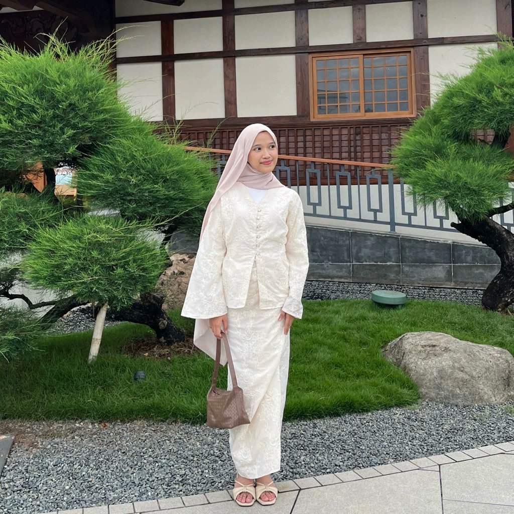 jstaperson's tweet image. raya outfit

a threads✨