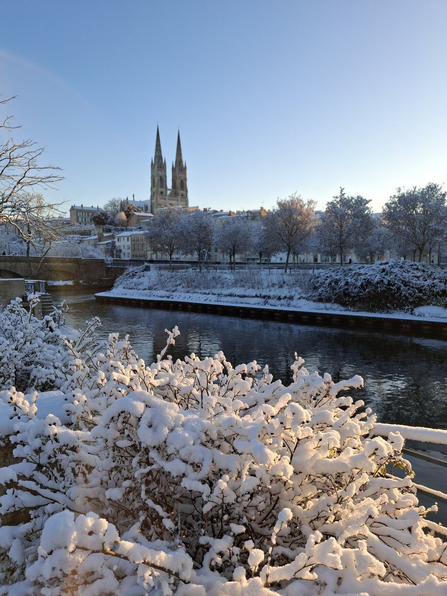 RBoeufAlary's tweet photo. #Niort se réveille en blanc ❄️⛄️ #Neige #Poitou #DeuxSèvres @Mairie_Niort @e_niort https://t.co/Osrm01K3Yh