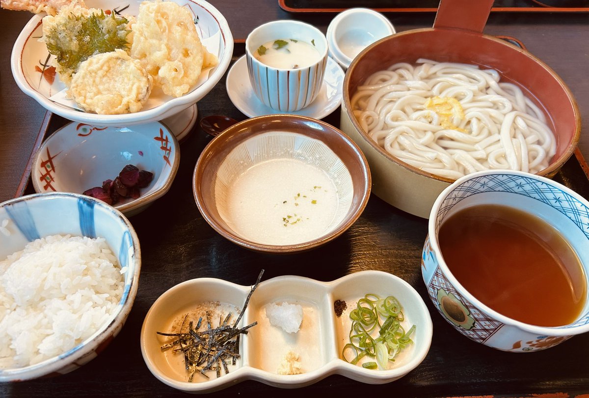 k1956's tweet photo. 今日はこちらでランチ(^^)混んでました💦あったかい釜揚げが
しみる〜❣️海老天もウマシでした♪『やじろべえ』 https://t.co/ICCmGLB14b