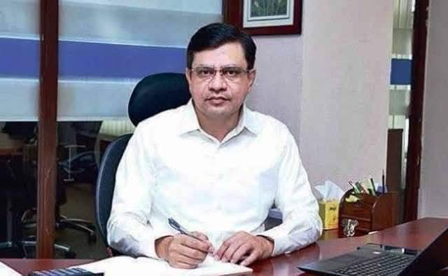 jpsin1's tweet photo. अश्विनी वैष्णव 

10 और 12वीं :- राजस्थान बोर्ड टॉपर 

 - बी.टेक: स्वर्ण पदक विजेता

 - आईआईटी कानपुर से एम.टेक। टॉपर 

 - 1994 में आईएएस क्रैक किया (अखिल भारतीय रैंक: 27)

उड़ीसा में कलेक्टर से लेकर मुख्य सचिव तक रहे

 - 2008 में: स्टडी लिव लेकर पेन्सिलवेनिया विश्वविद्यालय के Wharton   School से एमबीए किया

प्रधानमंत्री वाजपेई जी के सचिव के अलावा  तमाम जिम्मेदारियां संभालने के बाद 2011 में सिविल सेवा से त्यागपत्र देकर जीई कैपिटल और फिर सिमेंस जैसी कंपनी के मैनेजिंग डायरेक्टर बने

लेकिन मेरा निजी तौर पर मानना है किसी व्यक्ति की एजुकेशन ही सब कुछ नहीं होती 

किंग जॉर्ज मेडिकल यूनिवर्सिटी में लव जिहाद का रैकेट चलाने वाला डॉक्टर रमिजुद्दीन एचडी था 

दिल्ली में अभी लाल किला के सामने ब्लास्ट में खुद को उड़ने वाला एमबीबीएस एमडी था अभी जो डॉक्टरों का आतंकी रैकेट पकड़ा गया है कुल 12 डॉक्टर गिरफ्तार हुए हैं सब के सब या एमडी थे या एमएस थे

धीरूभाई अंबानी चौथी पास भी नहीं थे गौतम अडानी कॉलेज ड्रॉप आउट है  घनश्याम दास बिड़ला ने कहीं कोई स्कूली शिक्षा नहीं लिया था 

वही ओसामा बिन लादेन सिविल इंजीनियर था अमन अल जवाहिरी मास्टर ऑफ सर्जरी था 9/11 वर्ल्ड ट्रेड सेंटर के सभी आतंकी जर्मनी और यूरोप की यूनिवर्सिटी से मास्टर डिग्री या फिर पीएचडी की डिग्री रखते थे बगदादी पीएचडी था 

गोरखनाथ मंदिर पर तलवार लेकर कई सुरक्षा कर्मियों को बुरी तरह से घायल करने वाला मुर्तजा आईआईटी बॉम्बे से एमटेक था भारत में कई आतंकी घटनाओं को अंजाम देने वाले भटकल बंधु यानी रियाज पटकल यासीन भटकल सॉफ्टवेयर इंजीनियर थे  MTEK की डिग्री रखते थे