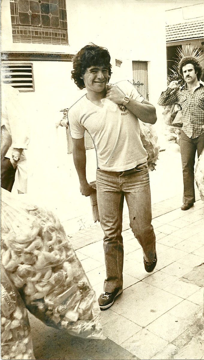 Diego10Querido's tweet photo. 1980, Día de Reyes: Diego, con casaca de Brasil, fue a regalar juguetes a la Ex Casa Cuna (actual hospital Pedro Elizalde). 
Buen día, maradonean@s. https://t.co/ZjBZeTxSjj