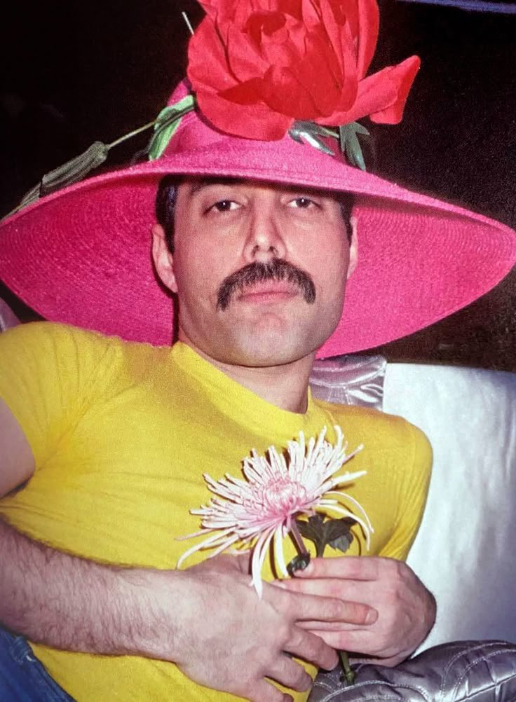 hikikomodel's tweet image. Freddie Mercury using Big Hats
