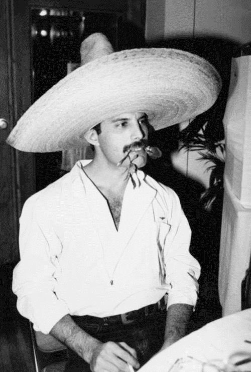 hikikomodel's tweet image. Freddie Mercury using Big Hats
