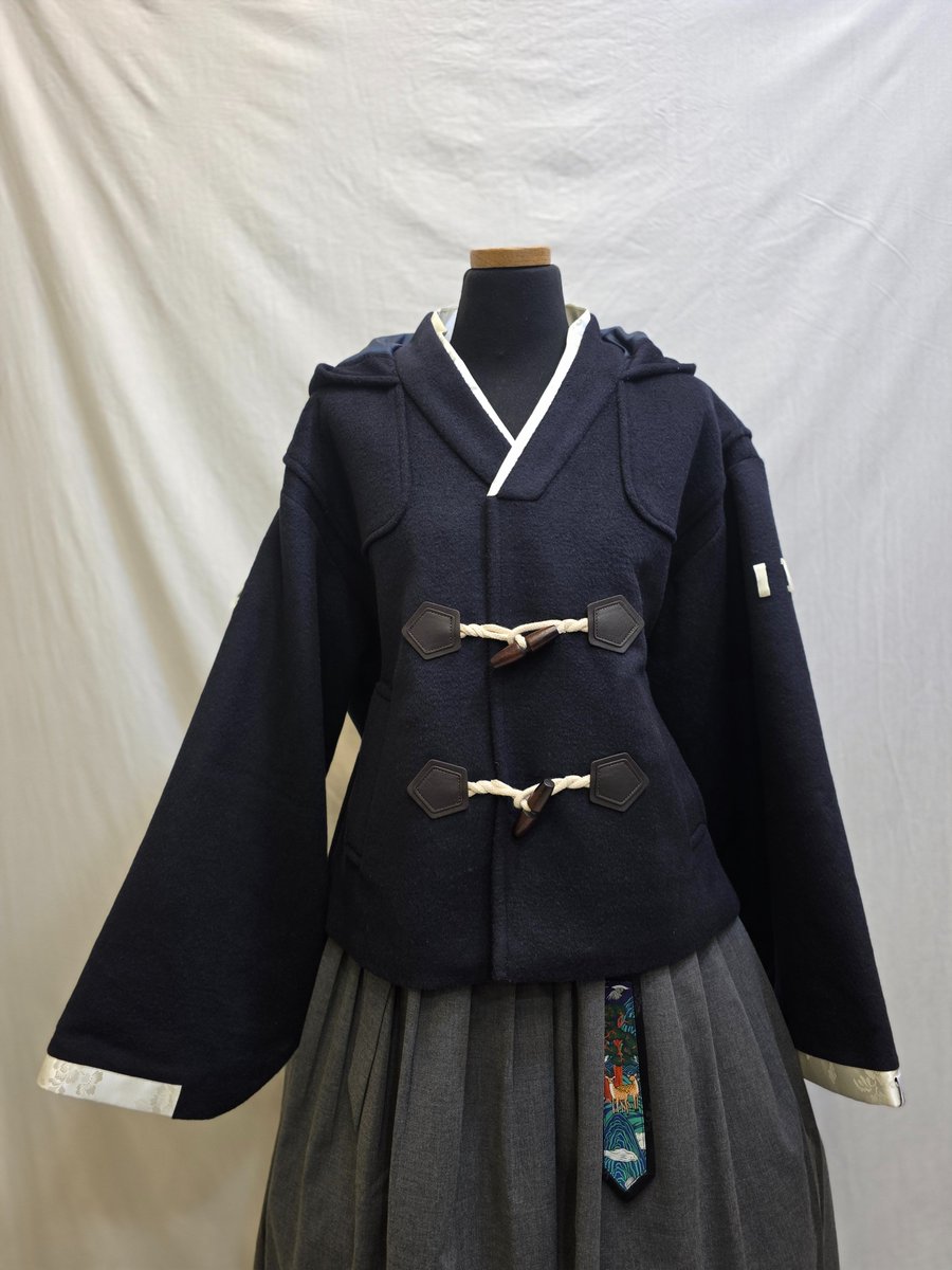 꽃손님의 성원에 힘입어 꽃서울 궁중떡볶이 코트 진네이비가 품절되었습니다🤭 너무너무 감사드려요!
진네이비 컬러는 여러분의 다양한 경험담을 통해 더 통일감 있는 울원단으로 제작하기로 하였습니다. 이에 따라 가격인상이 될 예정이에요. 추후 원단 확보가 이루어지면 바로 스마트 스토어