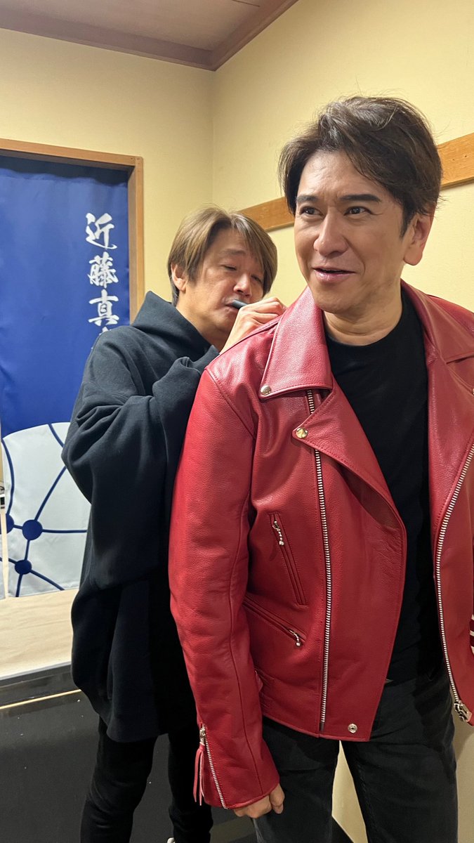 初めて後輩のマッチからサイン貰った。だって「赤い革ジャン脱ぎ捨て