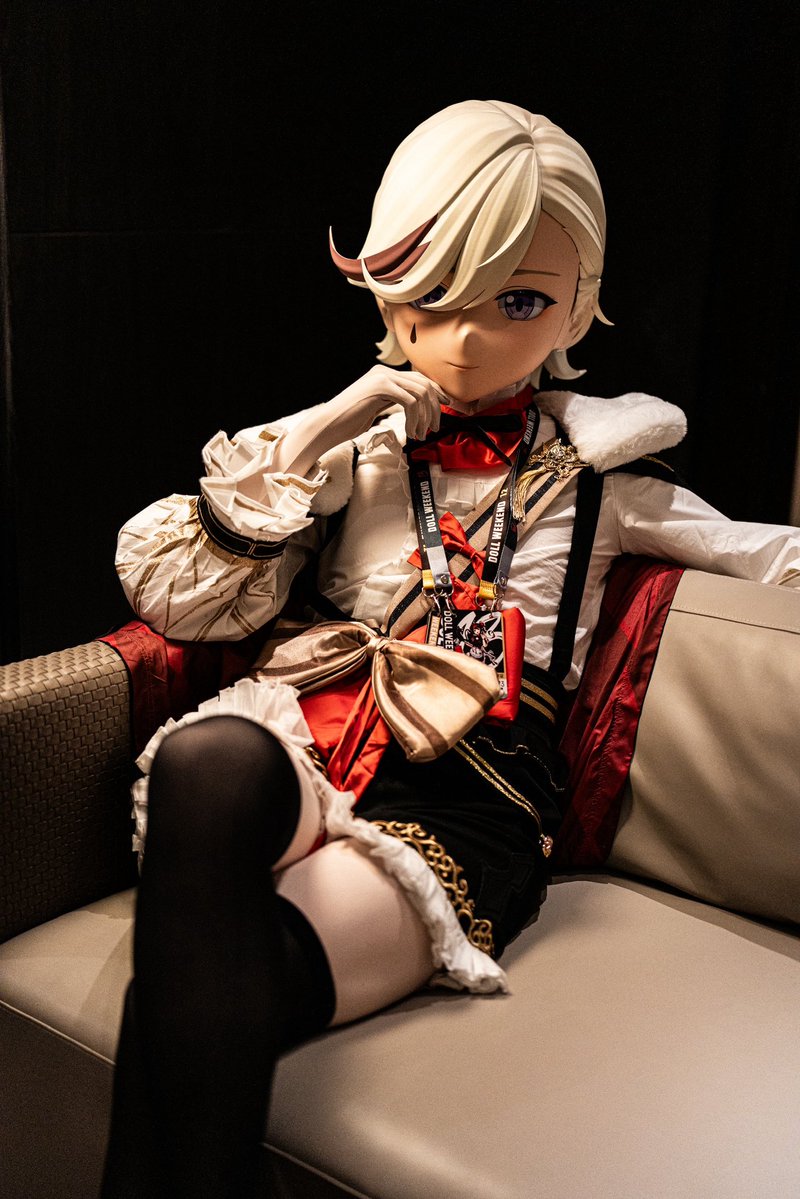 是真人娃娃还是bjd玩偶？
Real kig doll or BJD? 🥺

📷：<a href="/Flowing_Breeze/">流风</a> 

#kigurumi #着ぐるみ #DW13 #Lyney 

 赶紧发条正常的证明我去dw也变了林尼🥺