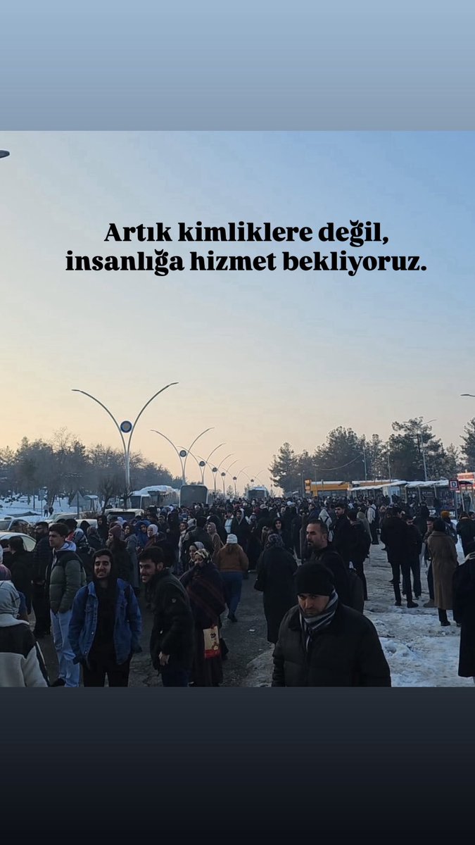 Dün yaşananların bugün tekrar 
etmemesini diliyorum.
Eğer aynı manzara yeniden yaşanacak ve yetkililer yine çözüm üretemeyecekse, bu şehir gerçekten sahipsiz demektir.
Kimlik ve ideoloji, bizleri eksi 10 derecede dört saat trafikte kalmaktan kurtarmıyor.
<a href="/serrabucak/">Serra Bucak</a> 
<a href="/dbbkultur/">DBB Kültür ve Sosyal İşler Dairesi Başkanlığı</a>
