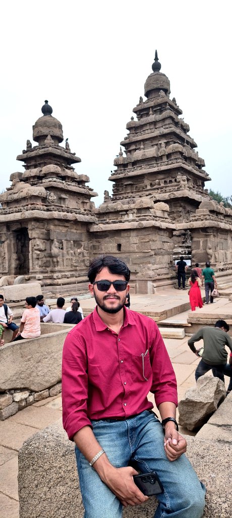 Indraa1992's tweet photo. "सफर वहीं खूबसूरत है जहाँ यादें बन जाएँ,
पत्थरों की इन नक्काशी में हम खुद को पा जाएँ।
इतिहास की गोद में बैठकर ये लम्हा चुराया है,
जैसे गुजरे हुए कल ने आज को गले लगाया है।"
#2025

महाबलीपुरम का शोर मंदिर तमिलनाडु https://t.co/Y3FxO1wELW