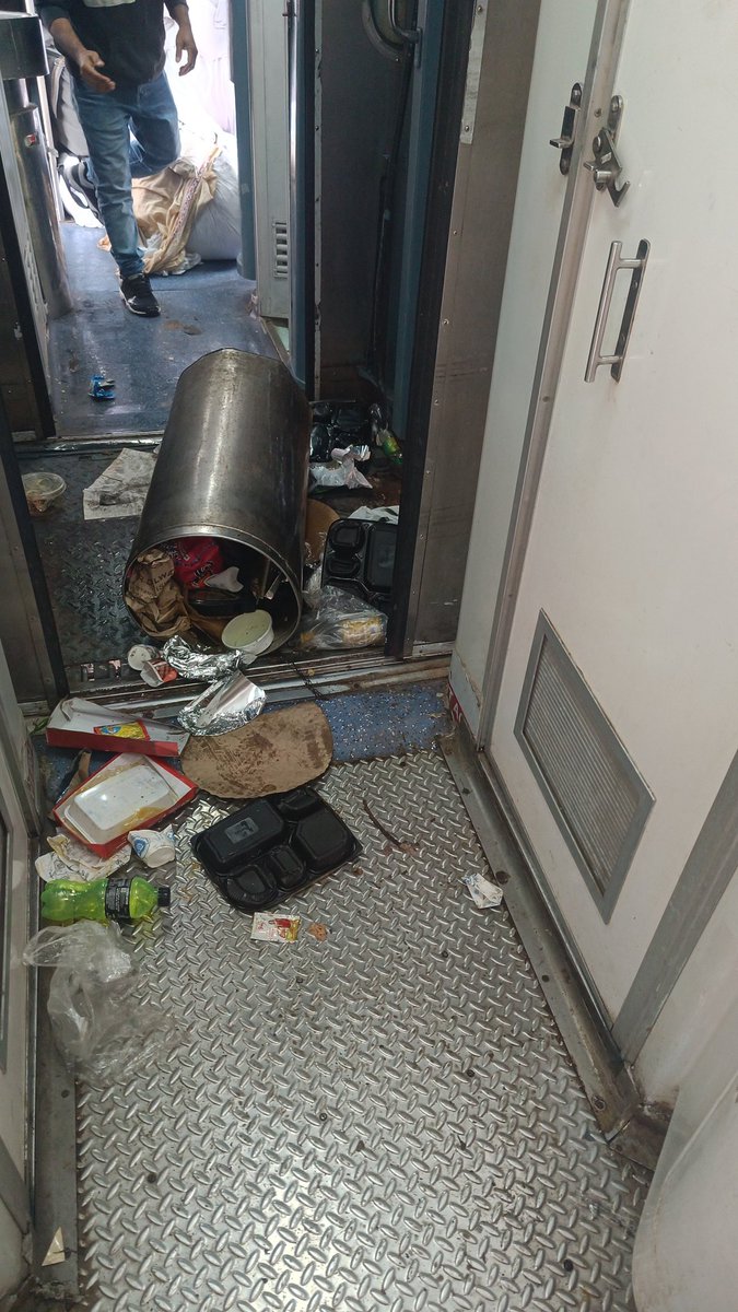 sumit__k_das's tweet photo. Hello @RailwaySeva,
I am travelling by train (18310 Sambalpur express (2941026606), in the AC 2 tier from Amritsar to Rourkela, the coach hasn't been cleaned since yesterday and the condition of the restroom area is concerningKindly have it addressed.@RailMinIndia @IRCTCofficial https://t.co/mfnb3emSl6