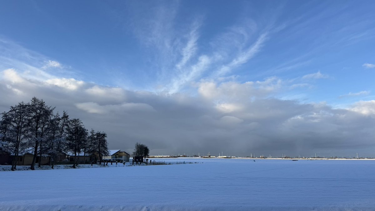 weerverteller's tweet photo. Voor al die Nederlanders die van sneeuw houden, is het een topweek zo. Sneeuw maakt wat los in mensen, velen genieten ervan. Soms zelfs meer dan hun kinderen. https://t.co/lbW5liKH5C #winter #winter2026 #sneeuw #plezier

Foto's: John Oomen, Jolanda Bakker, Ab Donker. https://t.co/eI3PKKnrQn