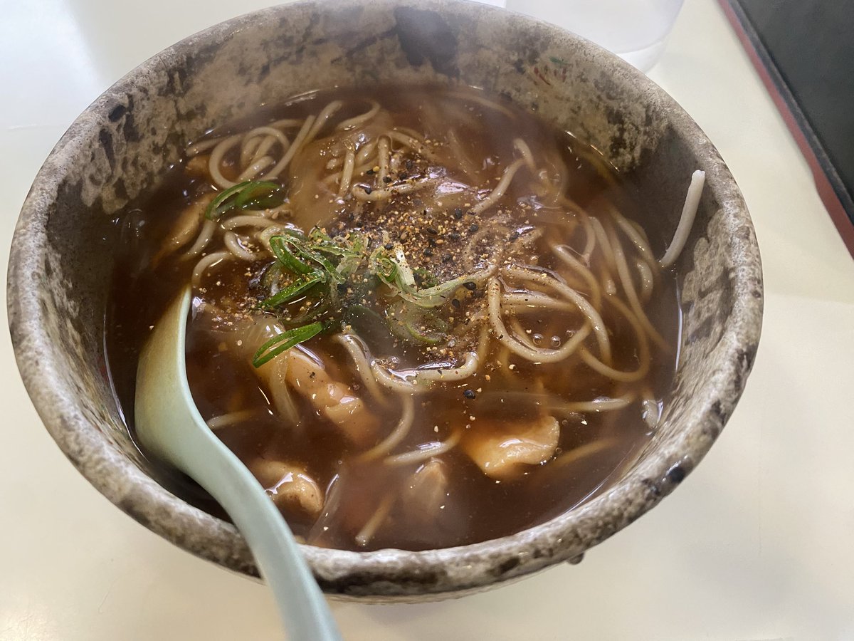こんにちわんこそば 昨日のことなんですが、奇遇ですね。 カレー南蛮そばに七味もかけて