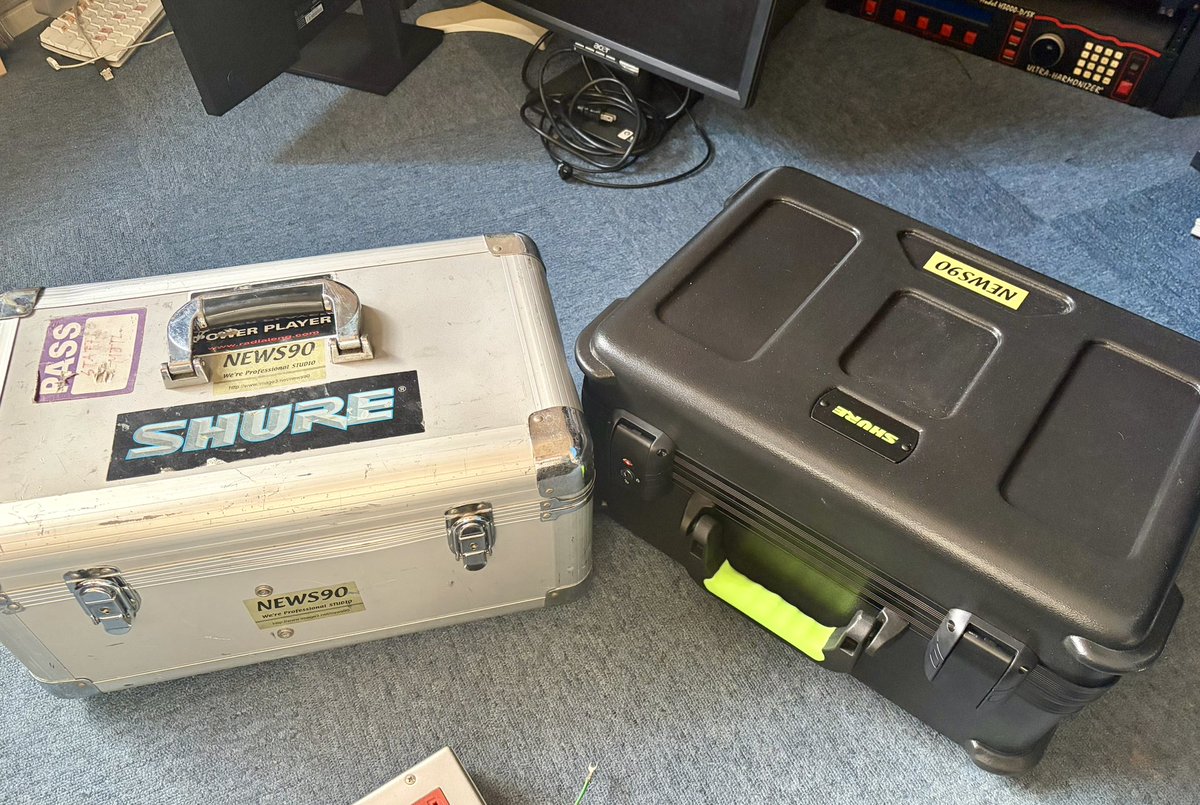 仕事始めにあたり
レコスタの上部モニター32インチに交換。
PA用のマイクケースを新調。
本年もよろしくお願いいたします！