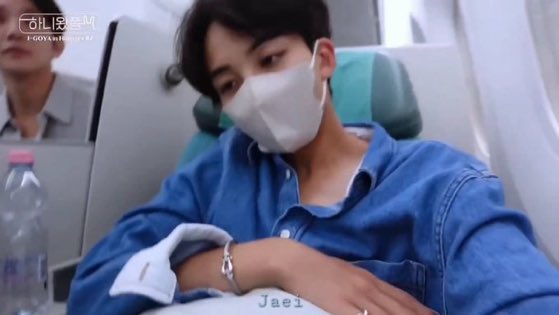 cheolhanglazer's tweet image. why is he always pregnant