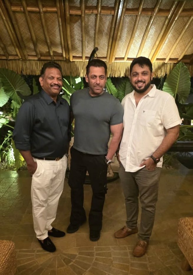 Latest Dashing look of #SalmanKhan in #Goa..!! 😍