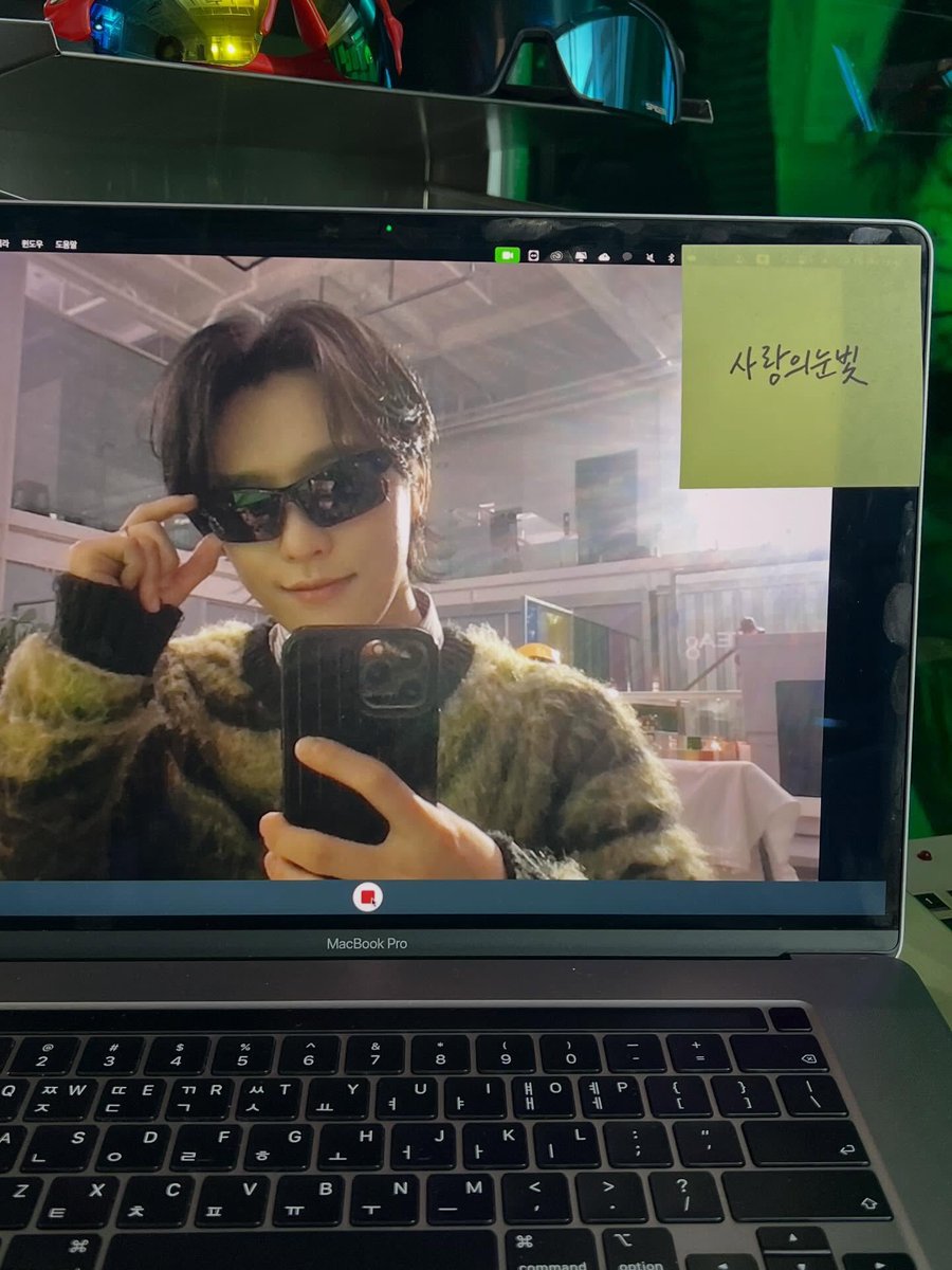 minghaocheoI_'s tweet image. dino posting this pic with 사랑의눈빛 (eyes of love) on the post it note 😭😭😭 its so him hssh