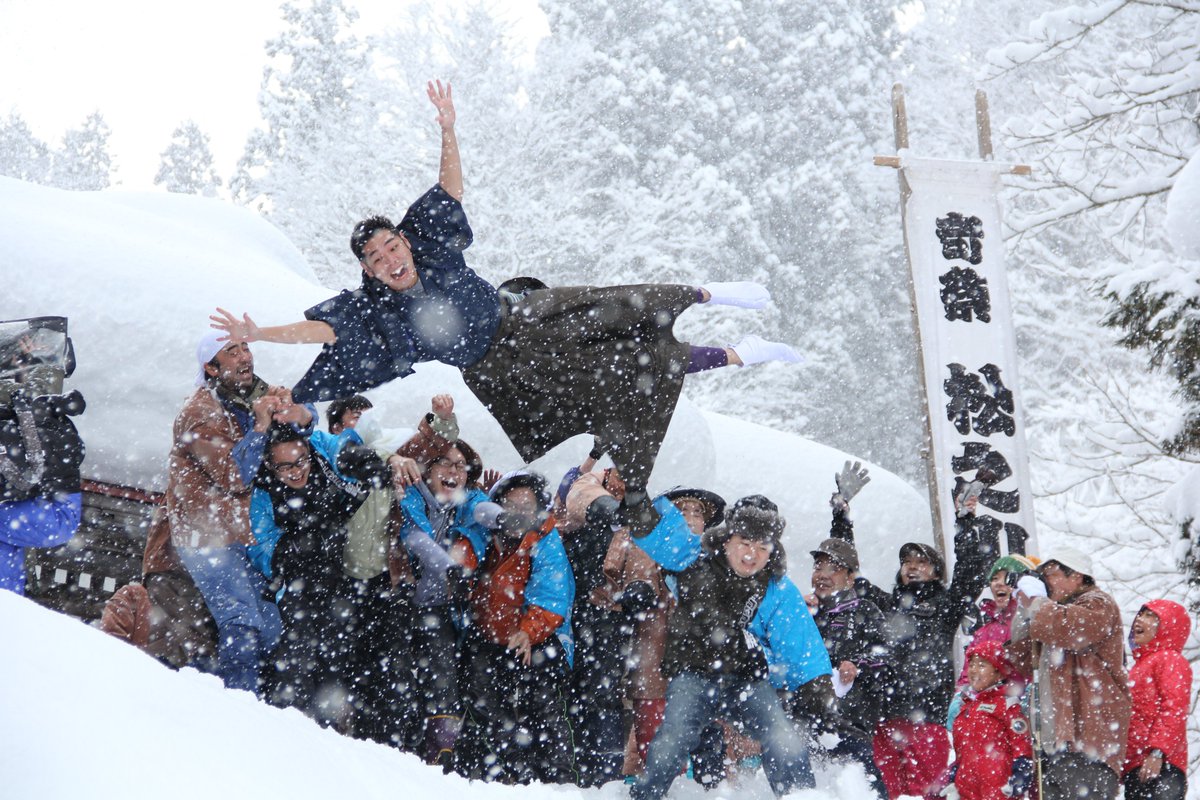 ＿人人人人人人人人人＿
＞　お婿さんが舞う！　＜
￣Y^Y^ Y^Y^Y^Y^Y^Y￣
1月15日 越後の奇祭「むこ投げすみ塗り」開催！！
松之山温泉で毎年開催される小正月の伝統行事です。
雪の中へ豪快に投げられて結婚を祝福！？
顔に炭を塗って無病息災！？
手荒くも心温まる行事です♨️
詳細はこちら：
