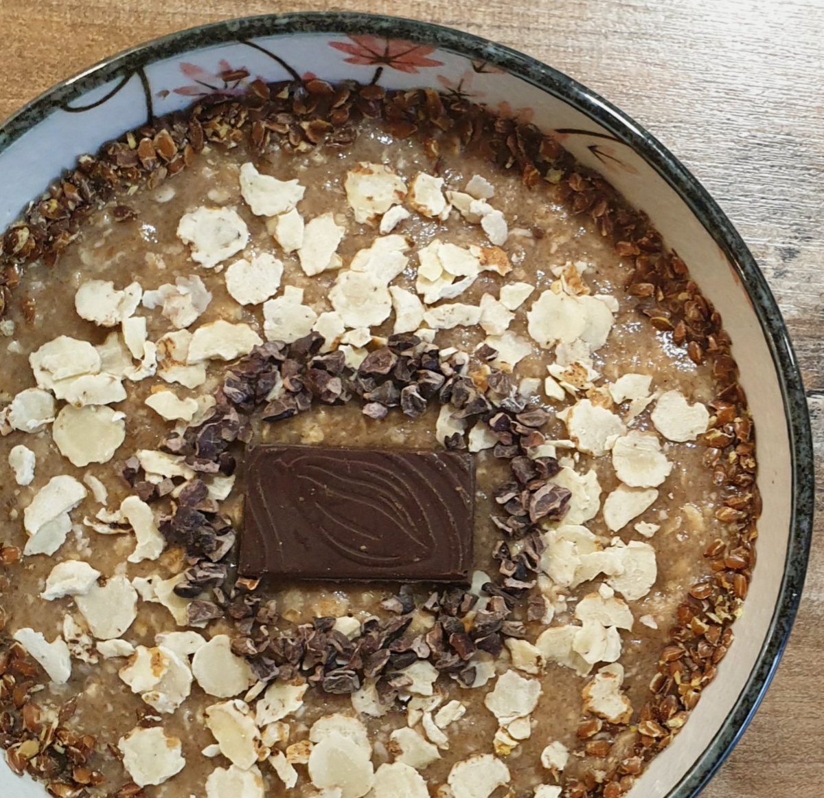 raincandyED's tweet image. Breakfast~~

• porridge base 🌾
  + cinnamon cereal p. powder
  + Ceylon cinnamon
  + psyllium husks
  + linseeds, tiger nuts, cacao nibs
  + raw mandarin &amp;amp; speculoos choc

272cals
22g carbs | 23g protein | 10g fat