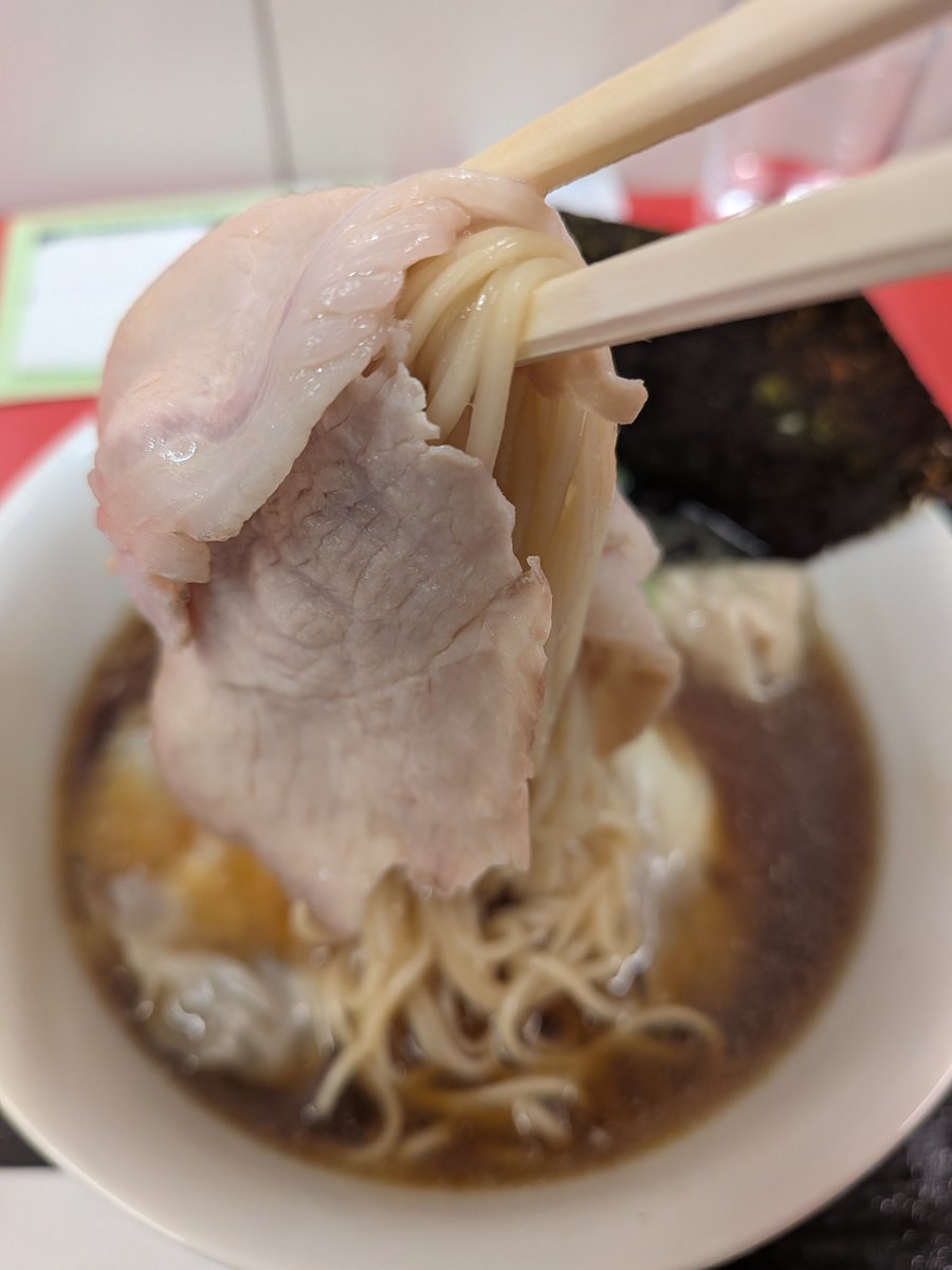scandal_8_6's tweet photo. JapaneseRamenNoodleLabQ
奮発したぜ👍️
特上醤油らぁ麺🍜
塩より細麺でスープはコクがでまくって麺に絡んでうめぇ😋
だが!チャーシューが最高やわ!5種類?のチャーシュー全部違って全部うめー!
最高のらぁ麺2杯完飲して余韻も素晴らしい👍️
ご馳走様でした☀
本店行きてぇなぁ😊
#LabQ
#北海道 https://t.co/tlgDrbemU7