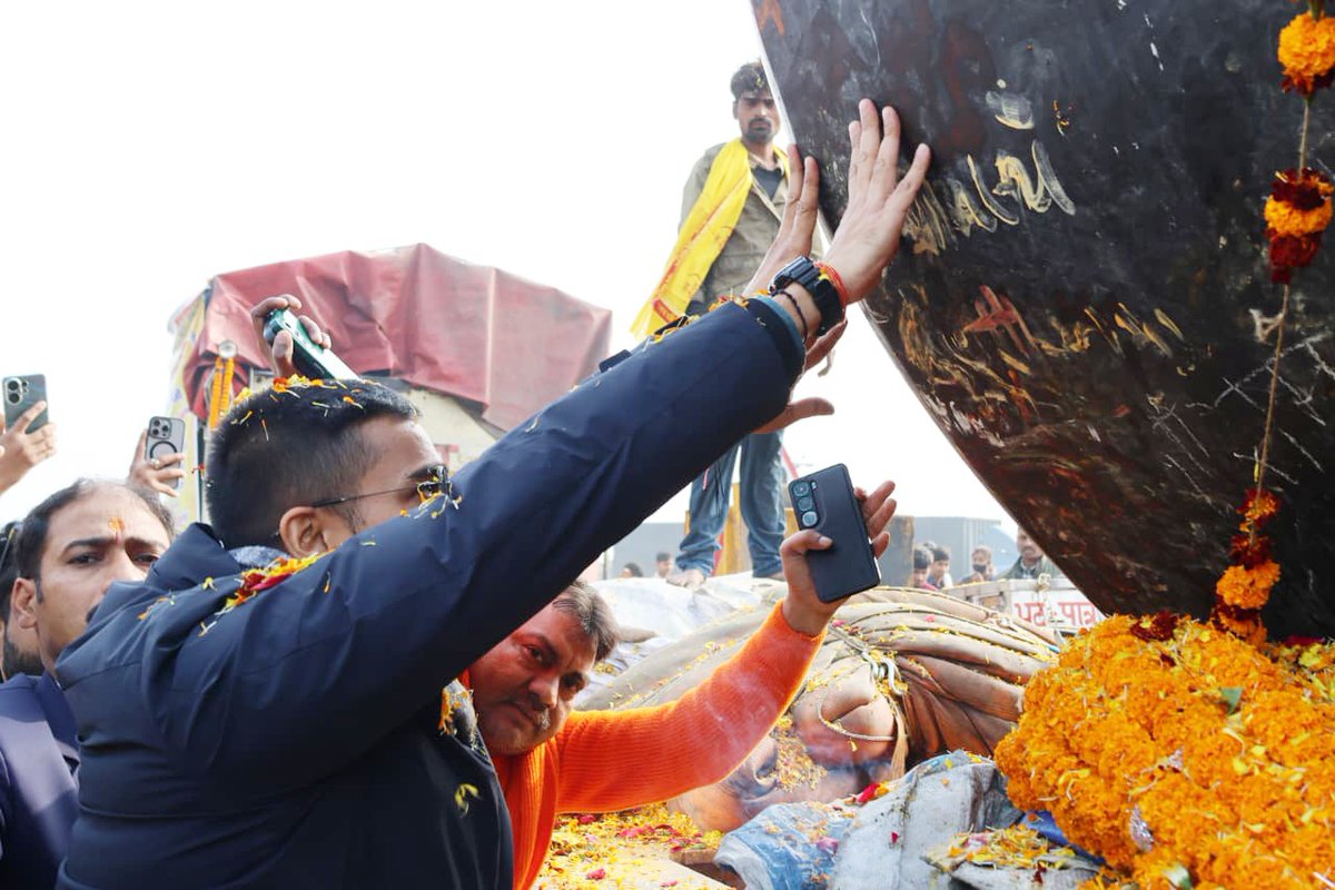DeepakRLM's tweet photo. बिहारवासियों के संकल्प से साकार हो रहे विराट रामायण मंदिर के अंतर्गत विश्व के सबसे विशाल शिवलिंग के गोपालगंज आगमन पर उसके पावन दर्शन एवं विधिवत पूजन का सौभाग्य प्राप्त हुआ।
भोलेनाथ से प्रार्थना है कि उनकी कृपा से बिहार की धरती सुख, शांति, समृद्धि और सद्भाव से सदैव आलोकित रहे। https://t.co/Wcd6kegsyf