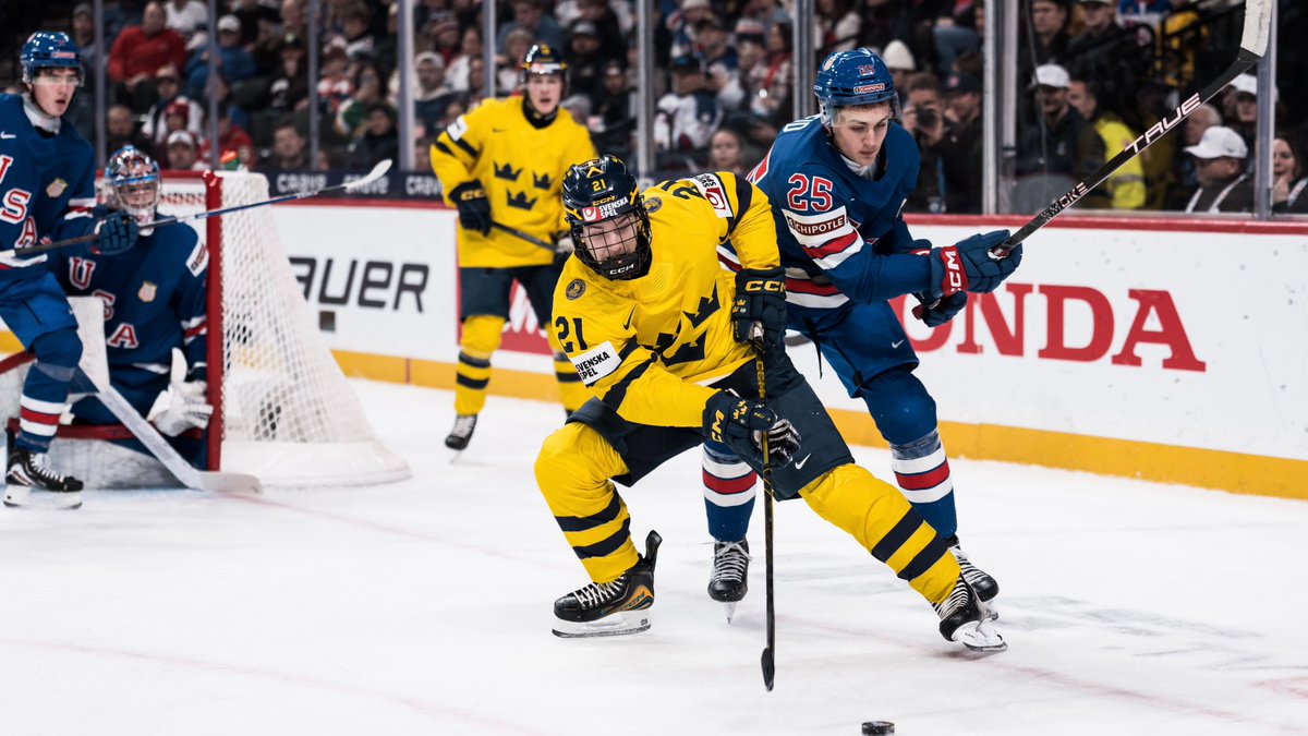 DIFHockeyse's tweet photo. Världsmästarna från Djurgår’n 💛❤️💙

🏆 Viggo Björck - 3 mål, 6 assist
🏆 Anton Frondell - 5 mål, 3 assist
🏆 Victor Eklund - 2 mål, 6 assist

Tack för resan - och välkomna hem till Hovet!

#DIFHockey | #AlltidOavsett https://t.co/dLzy5BlWXM