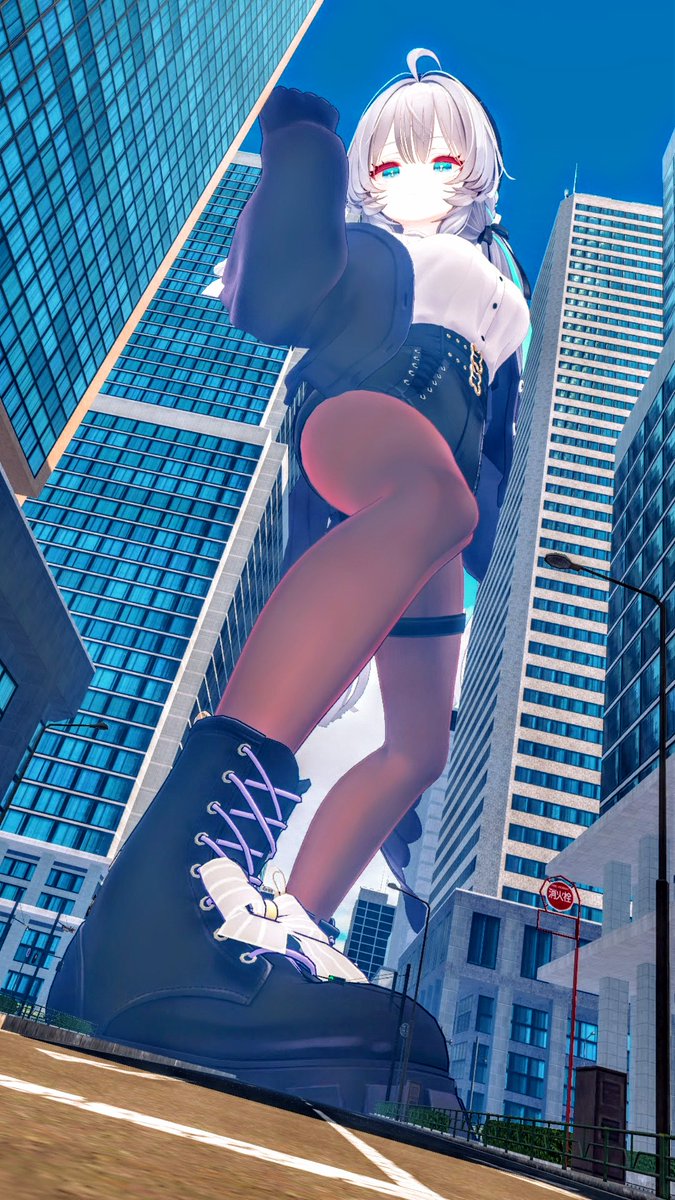 狭そうにビル街を渡る巨大ラムネちゃん