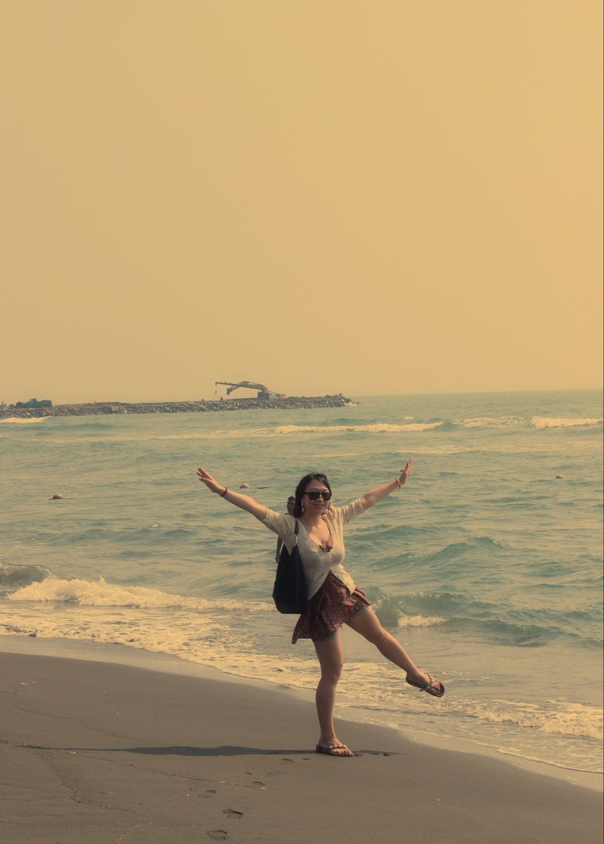 在手机里找去世的朋友的照片，最后一次旅行是11年前，我们一群朋友一起去台北参加舞蹈节，他帮我拍了这张照片。  当年一起练舞，表演，在party跳salsa，下了班去文华东方喝鸡尾酒，真的好开心。 当时遇到的失恋，被老板骂这些委屈现在看来实在不值得一提。  我也到了会有 ...