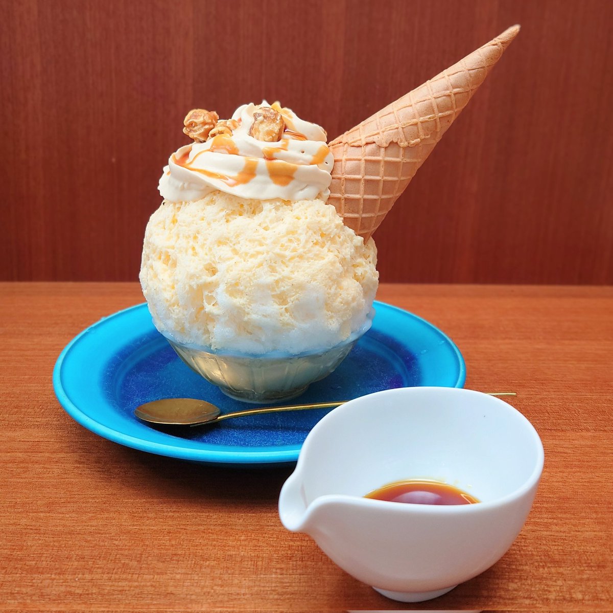 shiononon's tweet photo. 冬の焼きとうもろこし/なんちゃってカラメルプリンワッフルコーン
冬にとうもろこし～🌽！！嬉しいおいしい😆
可愛いカレンダーも買った♡
#Labo103 #かき氷 https://t.co/qRQSyNIpLm