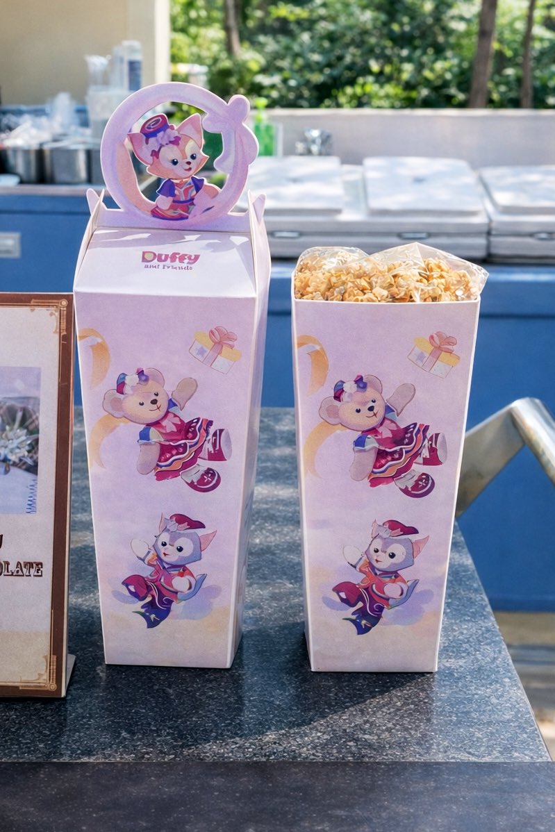 hk_emporium's tweet image. 20周年ポップコーン紙箱が「ダッフィ&amp;amp;フレンズ」テーマに🍿

さらに、
キャラメル&amp;amp;パイナップル味ポップコーンがメインストリートUSAにて新発売！

#HKDL_food
#HKDL