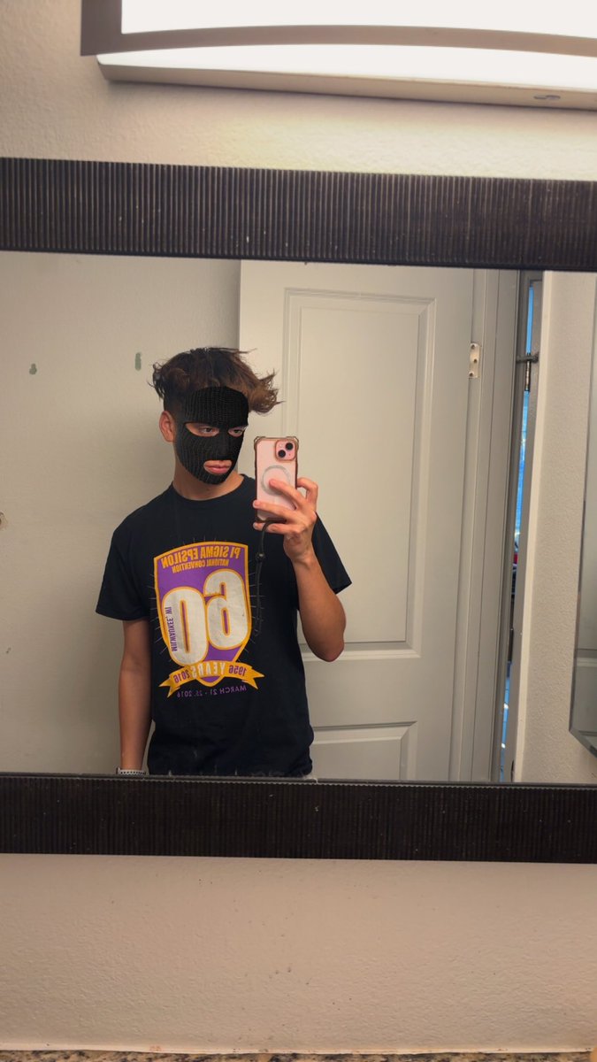 salabonce's tweet photo. bathroom selfie https://t.co/lRdDO4Ni5h