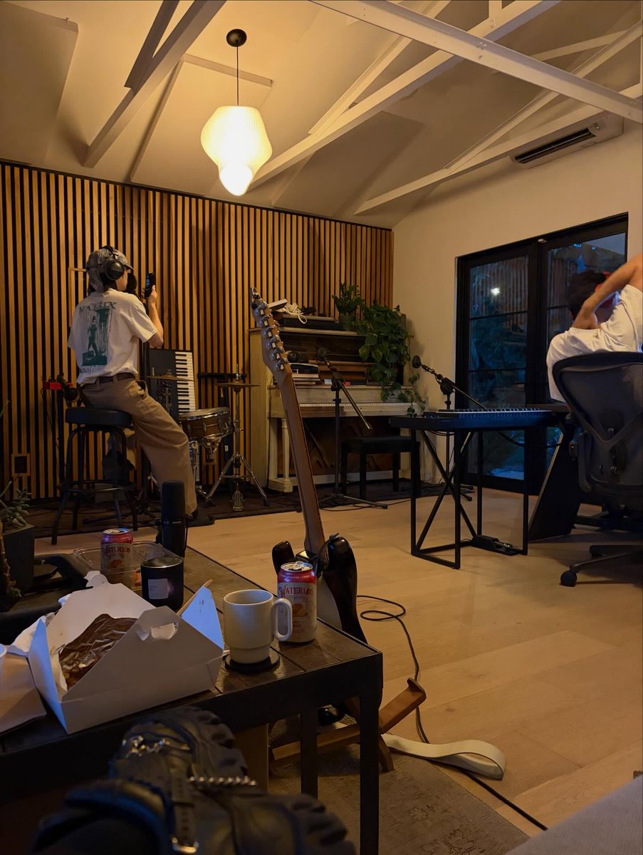 eaJ Corner TH tweet media