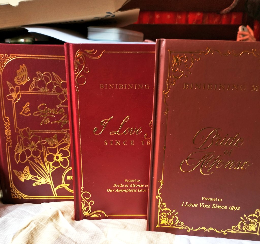 LakambiniDeLuna's tweet photo. More Bb. Mia hb books to come please 🙏.

(Pasensya na sa makalat na bg, nag-aaral kasi ako nang biglang may tumawag sakin na may parcel daw ako 😂) https://t.co/iyLmblM67b