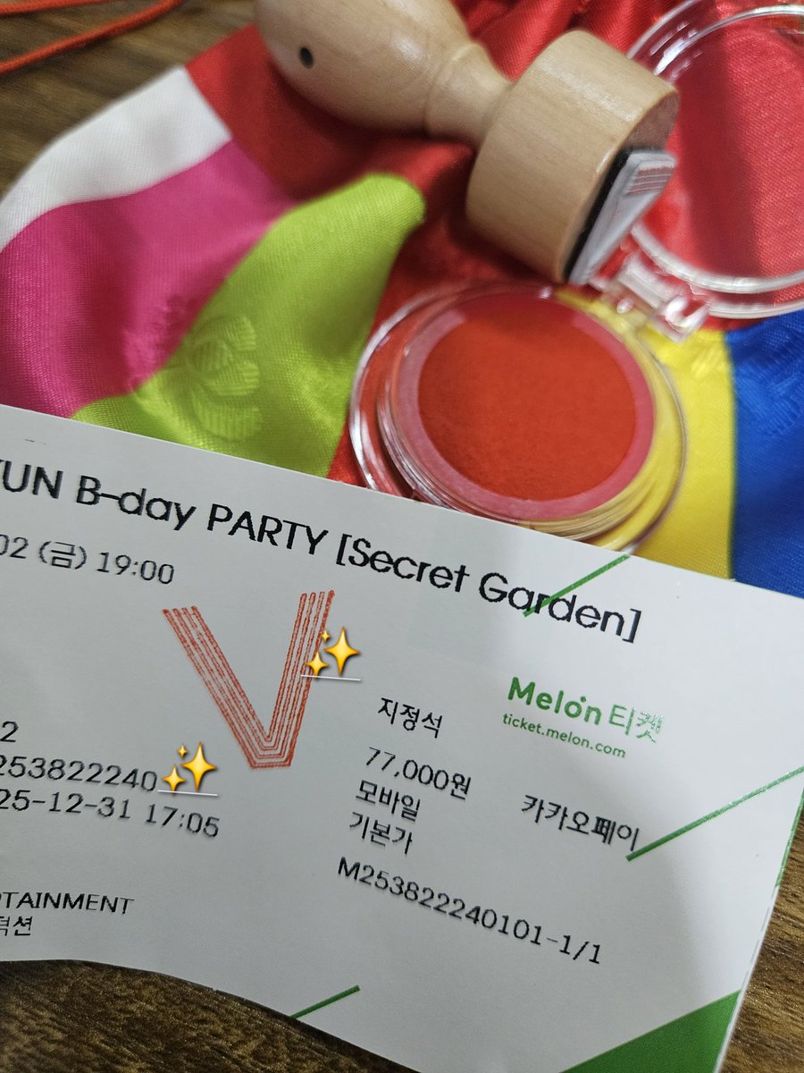 hdr_S2's tweet image. 웨위월 이벤트 당첨되서 받은 V 도장입니다
 Vision &amp;amp; Visual 의 V 를 티켓에 찍어 보았는데 너무 눈부심 그자체 ✨️
그리고 예쁜 파우치에 넘 정성스럽게 보내주셔서 감사합니다 😍 
올해 2026년도 저에게 참 잘했어요 도장으로 사용할 예정이에요 동기부여 뿜뿜 될 듯💚 #WWW #waywewere #웨위월