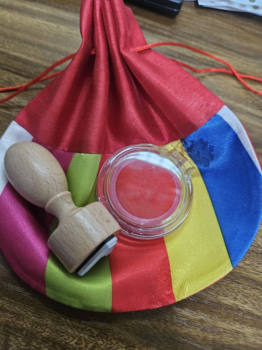 hdr_S2's tweet image. 웨위월 이벤트 당첨되서 받은 V 도장입니다
 Vision &amp;amp; Visual 의 V 를 티켓에 찍어 보았는데 너무 눈부심 그자체 ✨️
그리고 예쁜 파우치에 넘 정성스럽게 보내주셔서 감사합니다 😍 
올해 2026년도 저에게 참 잘했어요 도장으로 사용할 예정이에요 동기부여 뿜뿜 될 듯💚 #WWW #waywewere #웨위월