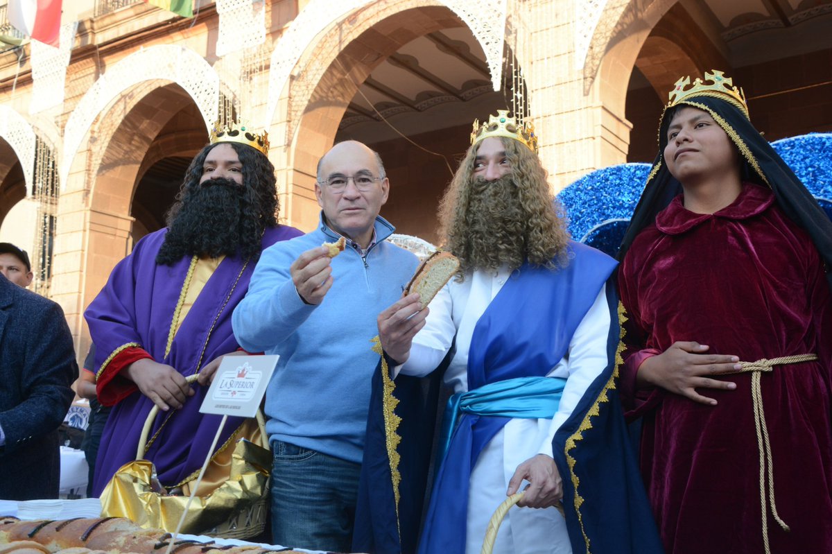 👑 ¡Los Reyes Magos llegaron a #SanLuisAmable! 

Qué gusto poder compartir con las y los potosinos la tradición de la rosca de reyes, en un escenario tan hermoso como la Plaza de Armas. Gracias a la Canainpa y a todos los que se sumaron para compartir con la ciudadanía 300 metros