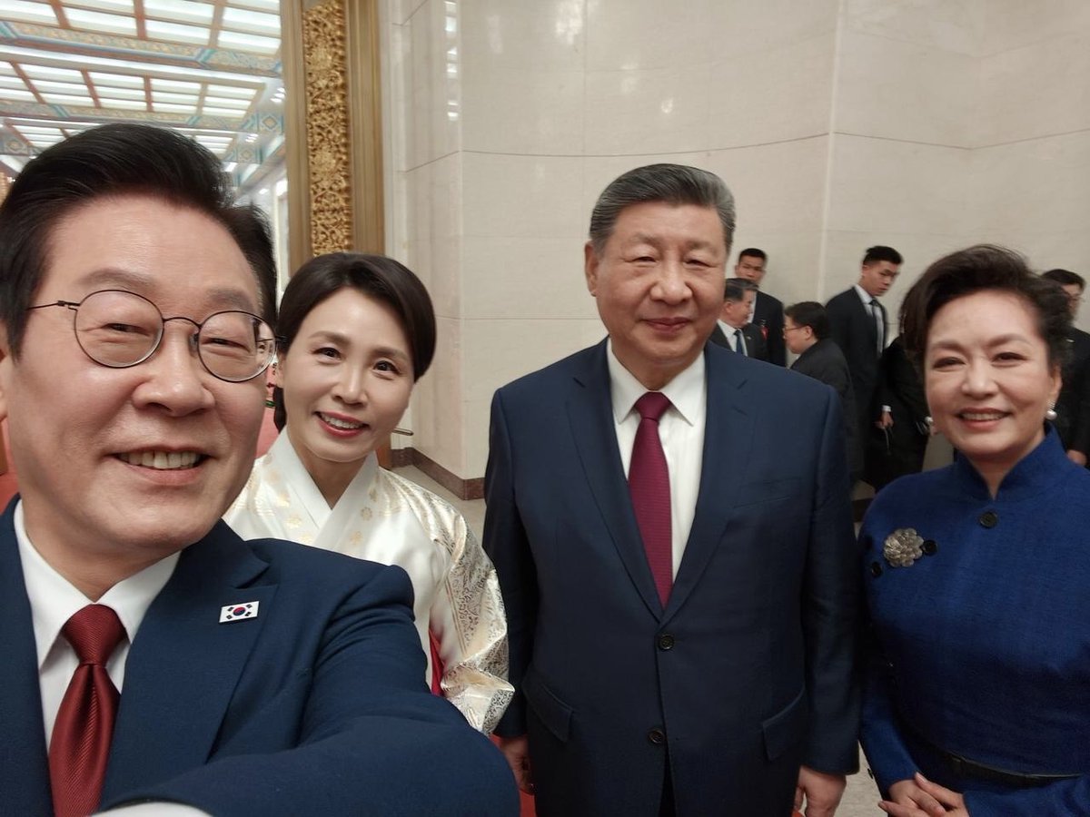 harukaawake's tweet image. 🇰🇷🇨🇳 South Korea's leftist President Lee Jae-myung took a selfie with China's Xi Jinping.

I feel sorry for the Korean people. Their leadership has been compromised by the CCP. I hope they'll take their country back as soon as possible.