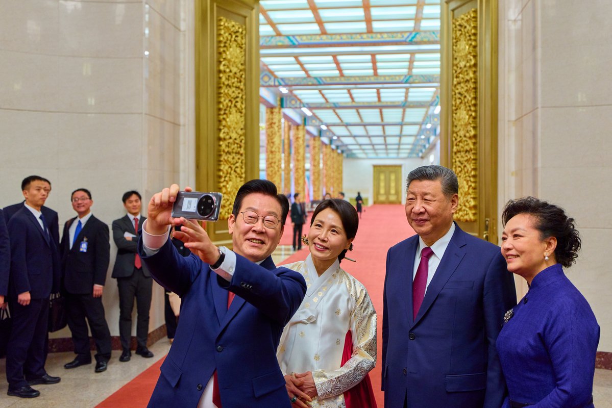 harukaawake's tweet image. 🇰🇷🇨🇳 South Korea's leftist President Lee Jae-myung took a selfie with China's Xi Jinping.

I feel sorry for the Korean people. Their leadership has been compromised by the CCP. I hope they'll take their country back as soon as possible.